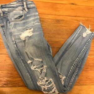 Ripped Light-wash Jeans/